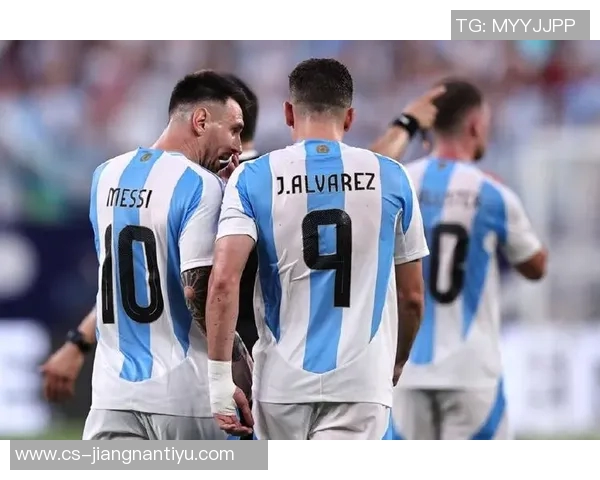 梅西合影时小球员被挤开德保罗出手推开不满插队者